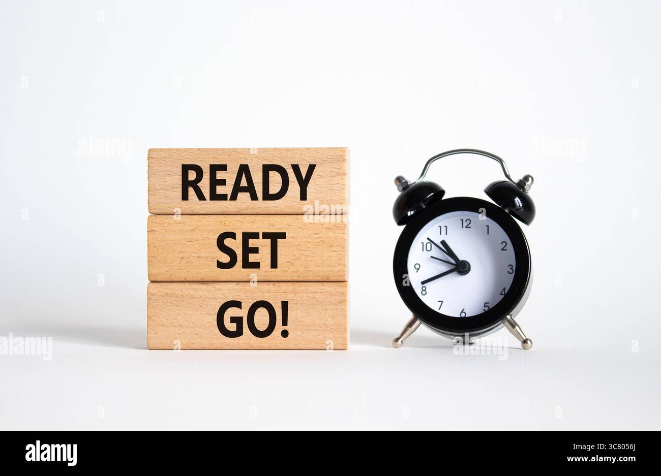 Symbol bereit Set Go. Concept Words Ready Set auf Holzblöcken. Schöner weißer Hintergrund mit Wecker. Business- und Ready-Go-Konzept. Kopieren Stockfoto