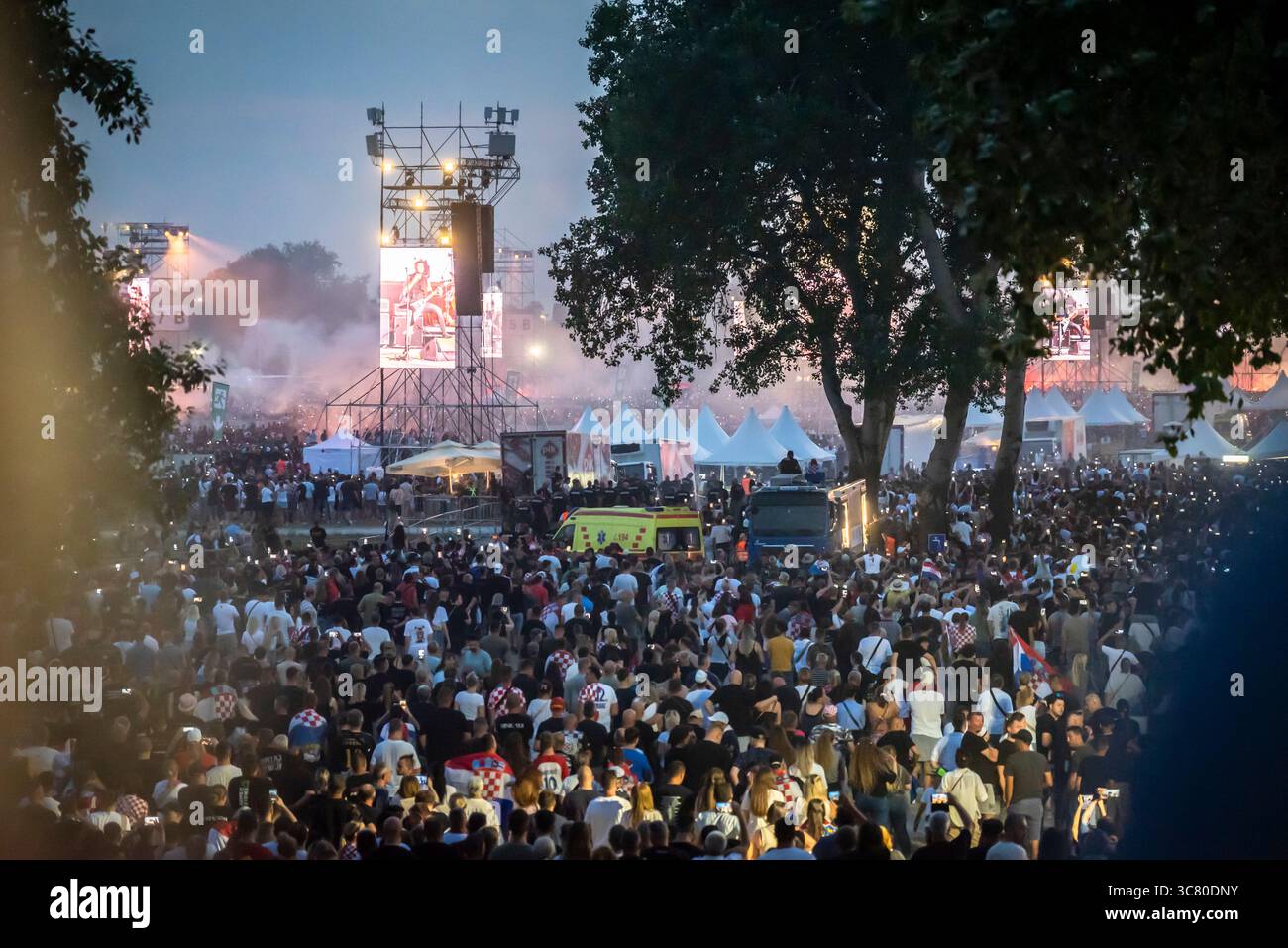 Marko Perković Thompson Konzert im Zagreb Hippodrom am 5. Juli, das eine halbe Million Menschen in Zagreb, Kroatien, anzog Stockfoto