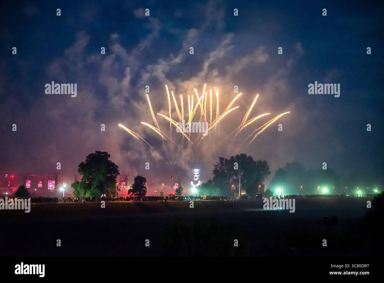 Feuerwerk und Bild von König Tomislav, Marko Perković Thompson Konzert im Zagreb Hippodrom am 5. Juli, das eine halbe Million Menschen anzog, Za Stockfoto