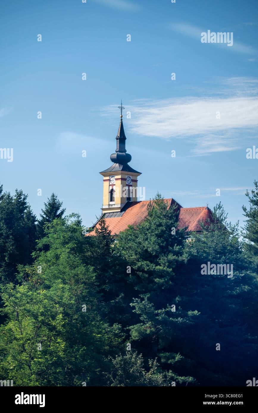 Typisch barocke Kirche in einem Dorf in Karlovac, Zentralkroatien Stockfoto