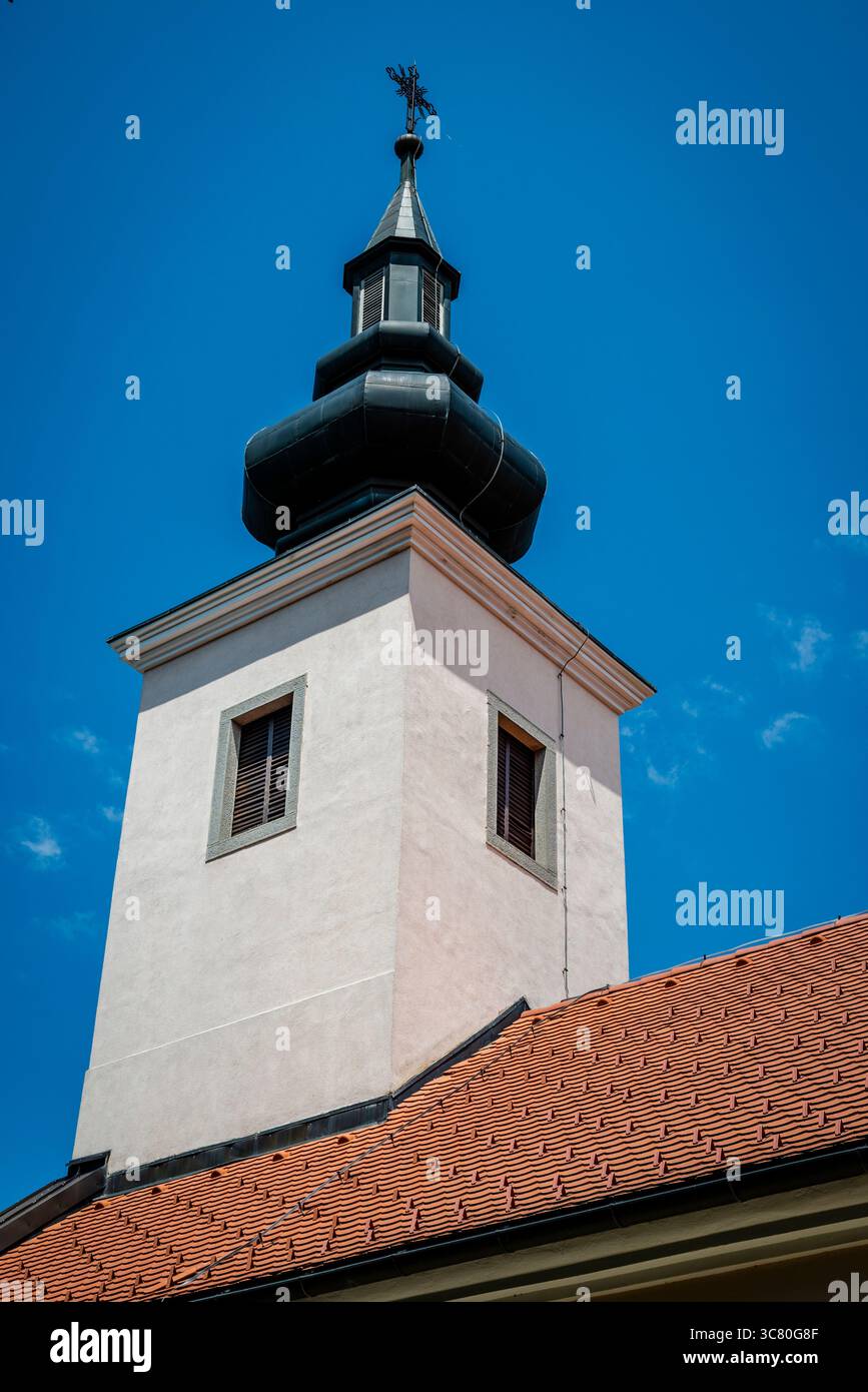 Barocker Kirchturm im Dorf Ricice in Like, Kroatien Stockfoto