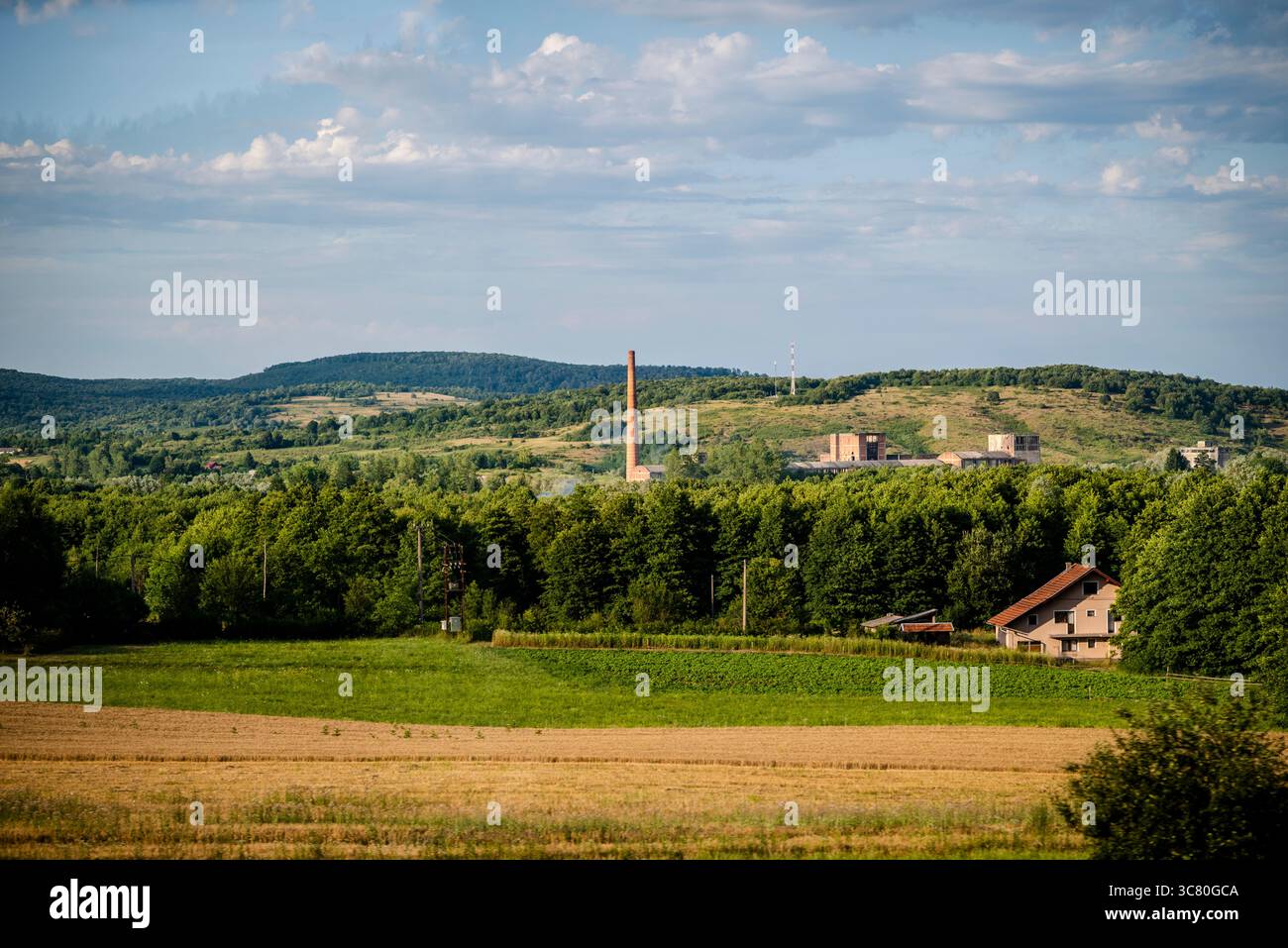 Verlassener Industrieschornstein, Region Lika, Kroatien Stockfoto