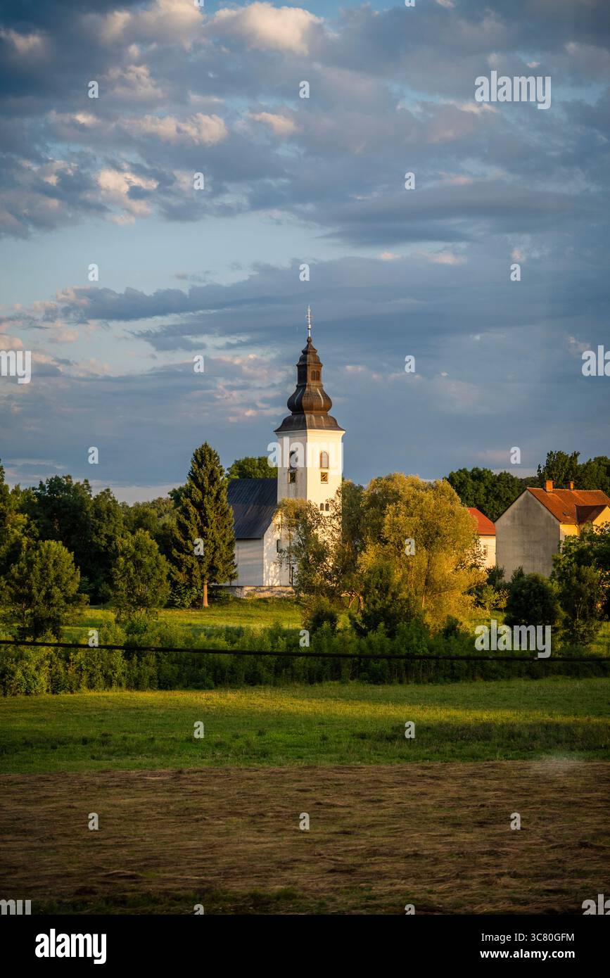 Typisch barocke Kirche in einem Dorf in Karlovac, Zentralkroatien Stockfoto