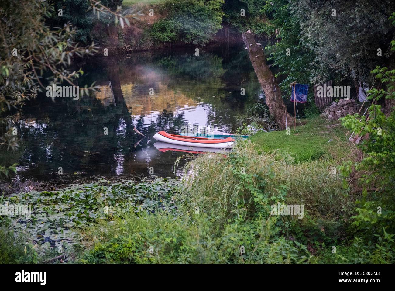 Kleines Boot im Fluss Kupa, Karlovac, Zentralkroatien Stockfoto