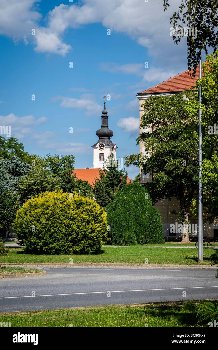 Blick auf Koprivnica mit dem Uhrturm der Nikolaikirche, Koprivnica, Nordkroatien Stockfoto