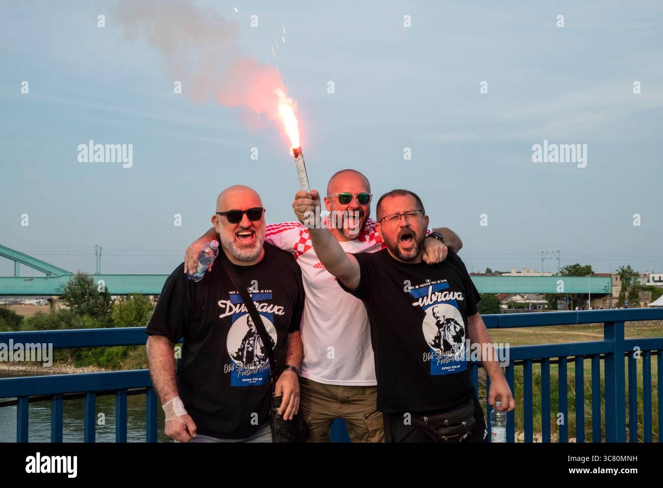 Drei Männer mit einem Aufprall vor dem Konzert von Marko Perković Thompson im Zagreb Hippodrom am 5. Juli, das eine halbe Million Menschen in Zagreb, CR, anzog Stockfoto