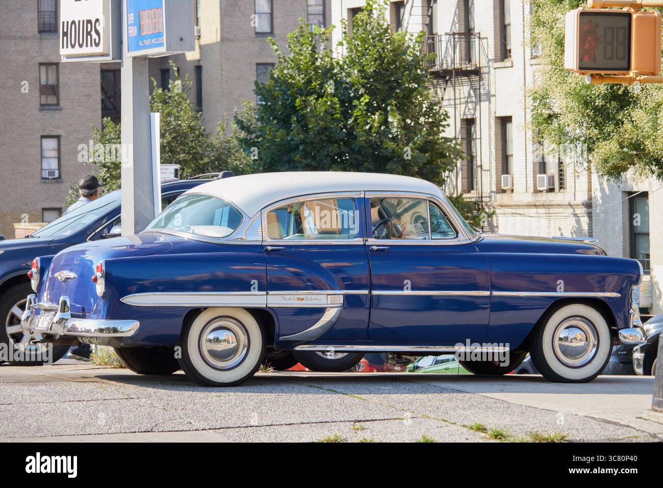Eine blau-weiße chevrolet belair viertürige Limousine, die auf einer Stadtstraße parkt, ein amerikanisches Oldtimer-Modell aus den 1950er Jahren Stockfoto