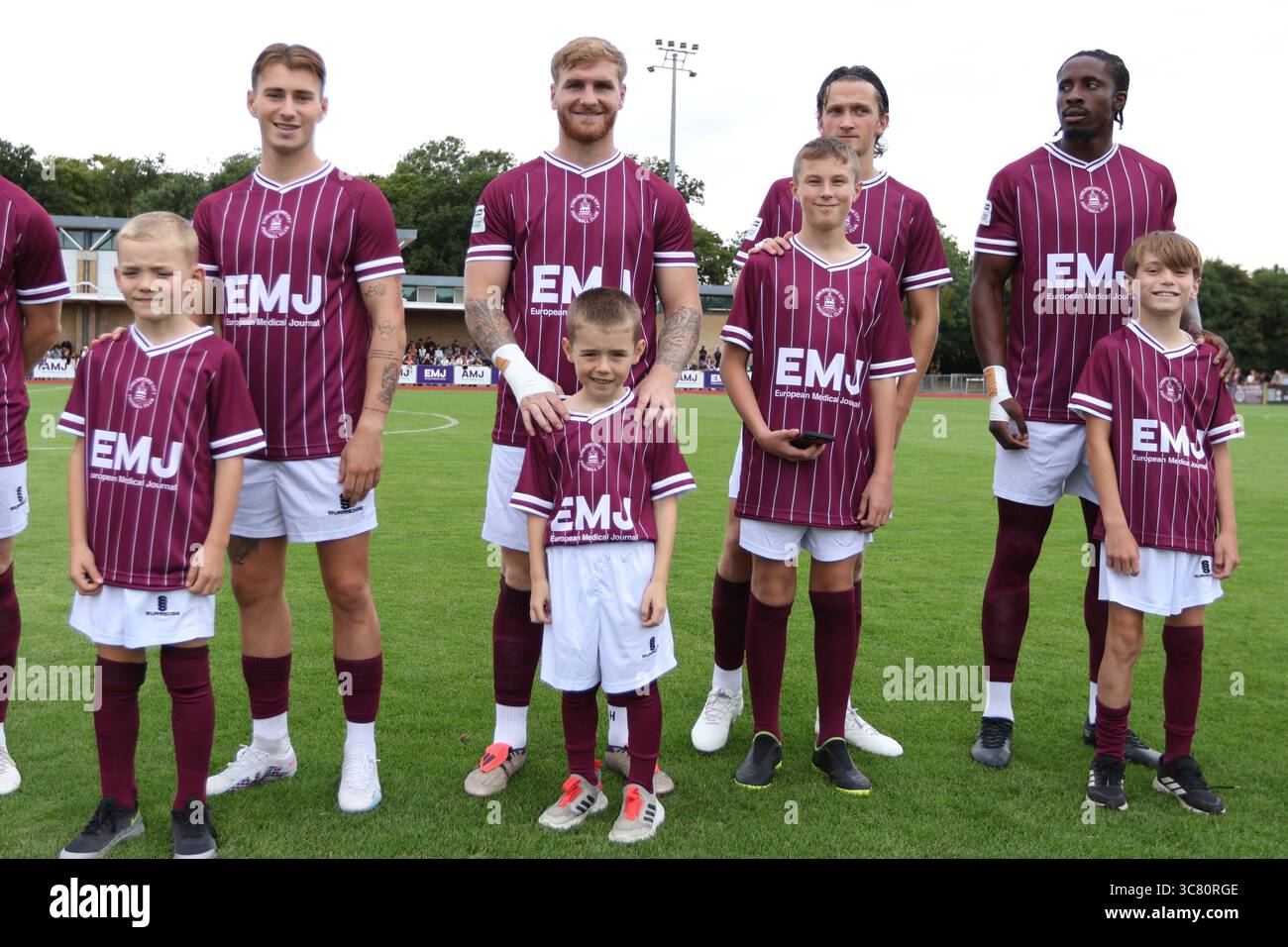 Kai Corbett, Chelmsford City, Joe Grimwood, Chelmsford City, Harry Barbrook, von Chelmsford City und David Longe-King. Von Chelmsford City mit ihren Maskottchen vor dem Spiel zwischen Chelmsford City und der Arsenal Academy in einem Freundschaftsspiel vor der Saison im Melbourne Stadium. (Foto: Tiego Grenho) Stockfoto