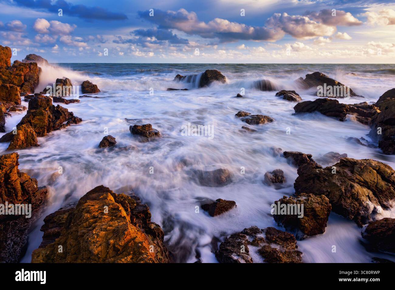 Wellen krachen über Küstenfelsen an einem tropischen Strand, Vietnam Stockfoto
