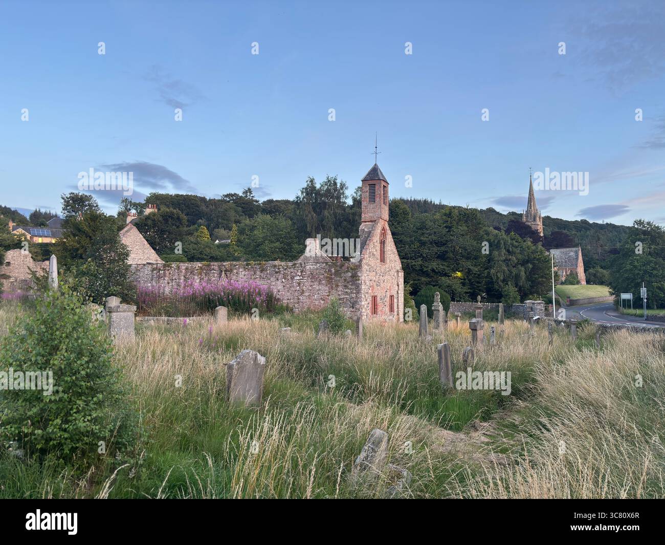 Die stimmungsvollen Ruinen der mittelalterlichen Alten Kirk (St. Mary of Wedale) in Stow, die seit 1876 aufgegeben wurde, liegen inmitten von verwittertem Stein und grasbewachsenem Kirkyard Stockfoto