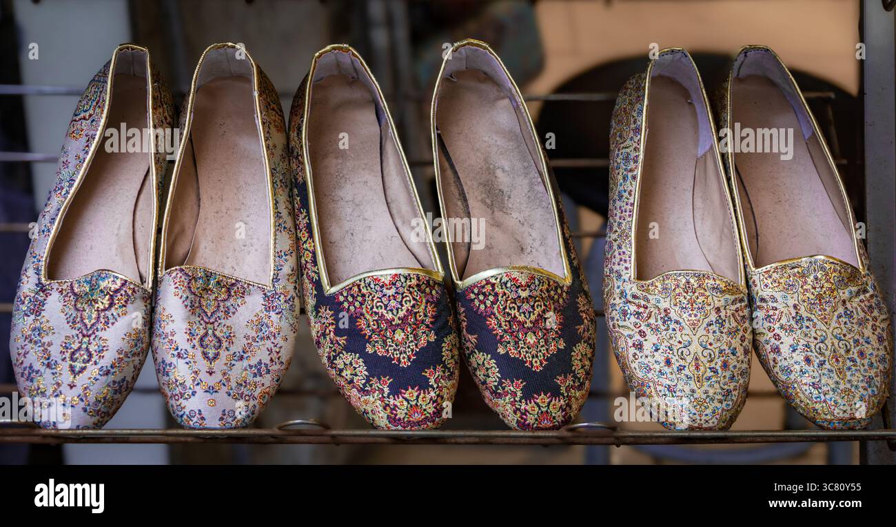 Eine farbenfrohe Ausstellung von aufwendig gestickten türkischen Ottomanschuhen, komplizierten Gold- und Silberfäden zum Verkauf auf dem Großen Basar in Istanbul, Türkei Stockfoto