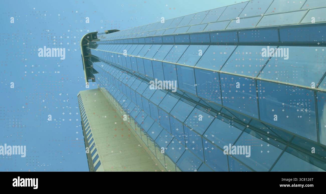 Ein hochaufragendes Glaspaneel, das sich auf Straßenniveau in den Himmel erhebt, mit Betontürmen im Hintergrund Stockfoto