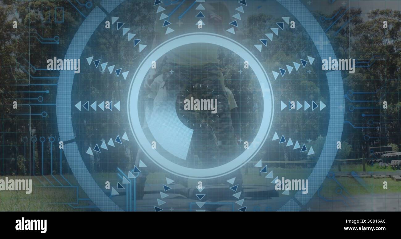 Überlagern des lichtdurchlässigen Scan-HUD über Parkrasen, mit konzentrischen Ringen und dreieckigen Pfeilen Stockfoto