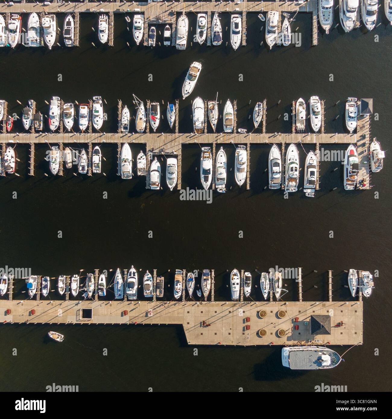 Vertikale Luftaufnahme der Boote am Hafen von Petoskey Stockfoto
