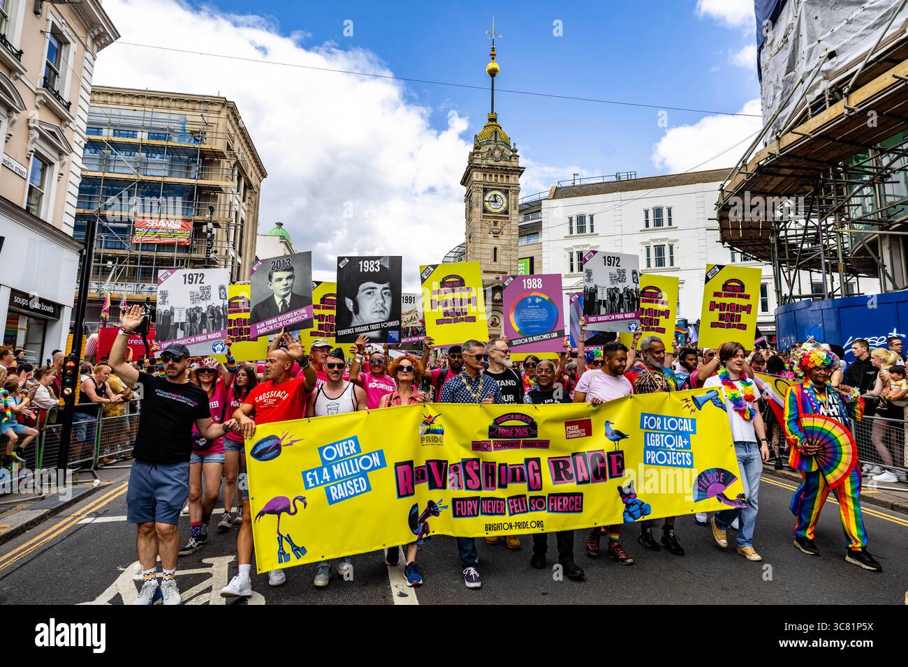 Brighton, East Sussex, Großbritannien. August 2025. Im Brighton Pride 2025 versammelten sich Zehntausende Menschen in der Küstenstadt Brighton, East Sussex, zur jährlichen LGBTQ+ Pride Parade und zum Festival. Die Veranstaltung fand am Samstag, 2. August 2025, statt und bot lebendige Kostüme, Gemeinschaftswagen, Live-Musik und politische Botschaften zur Unterstützung der LGBTQ+-Rechte und Gleichberechtigung. Die Paraderoute führte durch das Stadtzentrum und endete mit Feierlichkeiten im Preston Park. Brighton Pride ist eine der größten Pride-Veranstaltungen Großbritanniens und zieht weiterhin nationale und internationale Aufmerksamkeit auf sich. Quelle: Sussex News/Alamy Liv Stockfoto