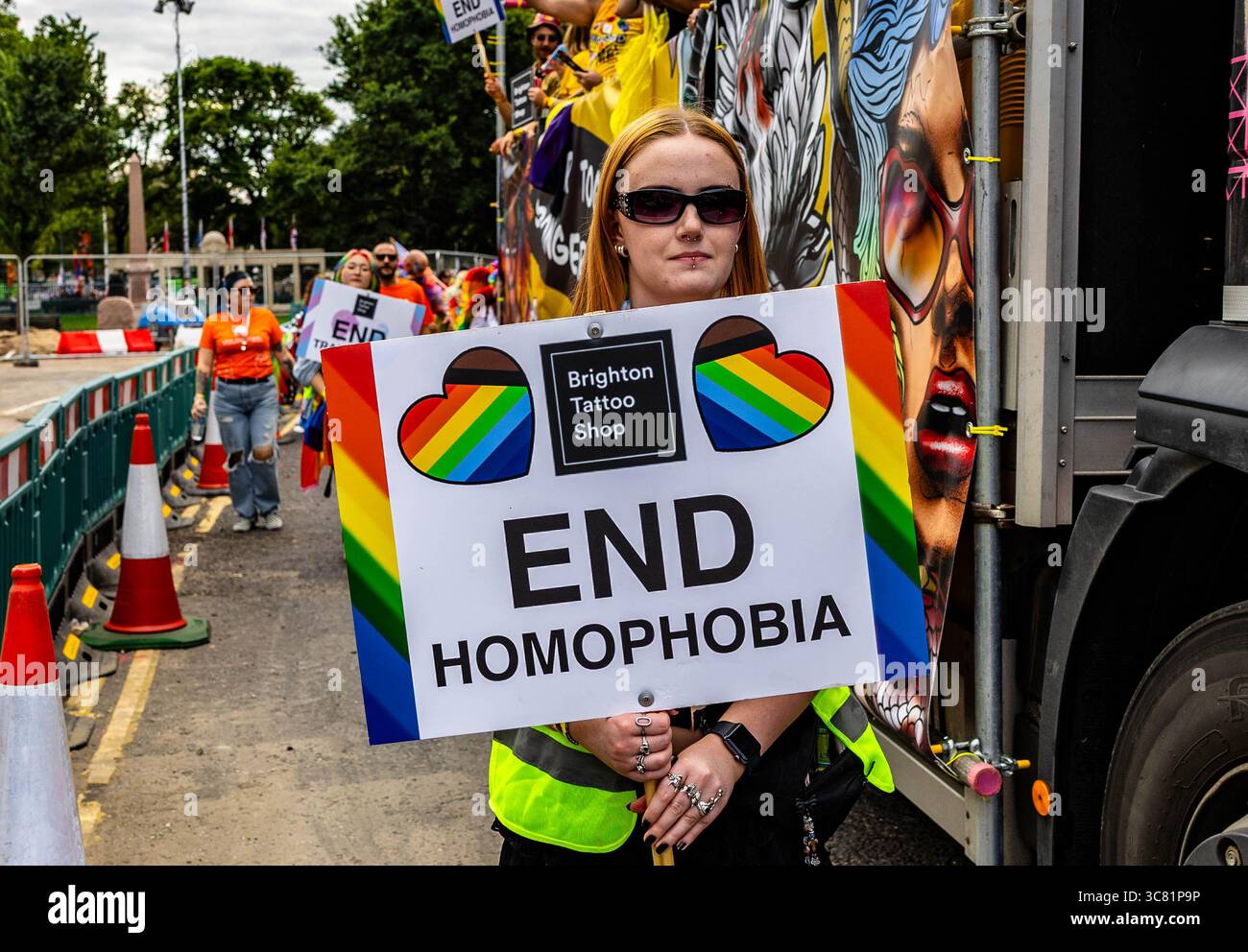 Brighton, East Sussex, Großbritannien. August 2025. Im Brighton Pride 2025 versammelten sich Zehntausende Menschen in der Küstenstadt Brighton, East Sussex, zur jährlichen LGBTQ+ Pride Parade und zum Festival. Die Veranstaltung fand am Samstag, 2. August 2025, statt und bot lebendige Kostüme, Gemeinschaftswagen, Live-Musik und politische Botschaften zur Unterstützung der LGBTQ+-Rechte und Gleichberechtigung. Die Paraderoute führte durch das Stadtzentrum und endete mit Feierlichkeiten im Preston Park. Brighton Pride ist eine der größten Pride-Veranstaltungen Großbritanniens und zieht weiterhin nationale und internationale Aufmerksamkeit auf sich. Quelle: Sussex News/Alamy Liv Stockfoto