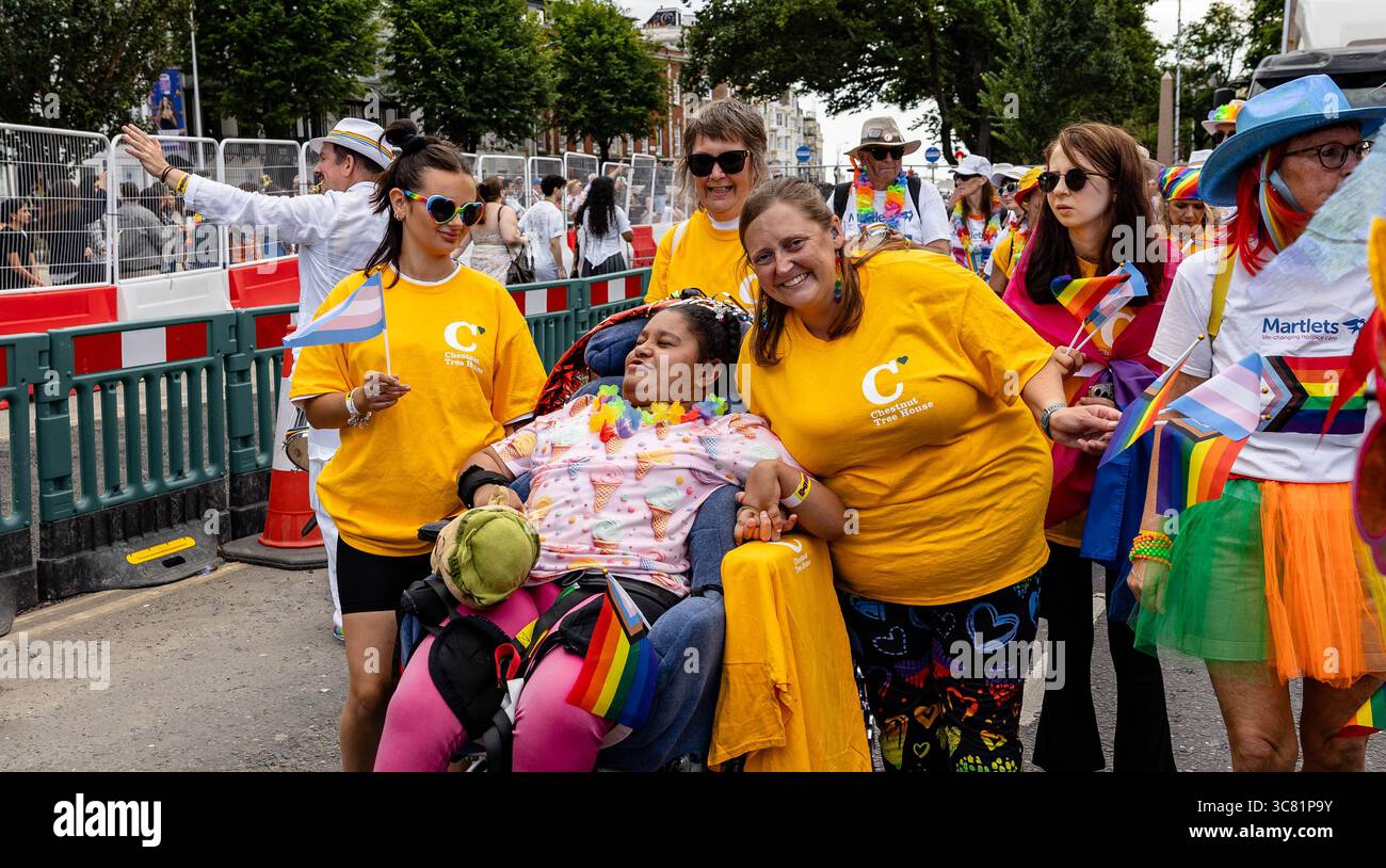 Brighton, East Sussex, Großbritannien. August 2025. Im Brighton Pride 2025 versammelten sich Zehntausende Menschen in der Küstenstadt Brighton, East Sussex, zur jährlichen LGBTQ+ Pride Parade und zum Festival. Die Veranstaltung fand am Samstag, 2. August 2025, statt und bot lebendige Kostüme, Gemeinschaftswagen, Live-Musik und politische Botschaften zur Unterstützung der LGBTQ+-Rechte und Gleichberechtigung. Die Paraderoute führte durch das Stadtzentrum und endete mit Feierlichkeiten im Preston Park. Brighton Pride ist eine der größten Pride-Veranstaltungen Großbritanniens und zieht weiterhin nationale und internationale Aufmerksamkeit auf sich. Quelle: Sussex News/Alamy Liv Stockfoto