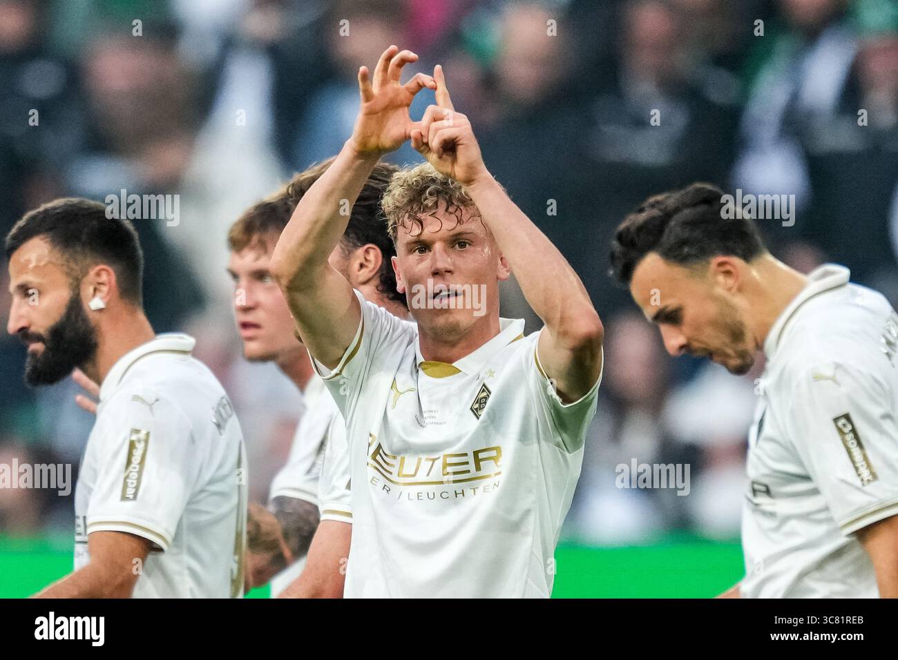 MÖNCHENGLADBACH, DEUTSCHLAND - 2. AUGUST: Robin Hack aus Borussia Mönchengladbach feiert, nachdem er sein erstes Tor im Freundschaftsspiel zwischen Borussia Monchengladbach und Valencia CF am 2. August 2025 im Borussia Park Stadium in Mönchengladbach erzielt hat. Das Freundschaftsspiel ist das Herzstück der Feierlichkeiten zum 125. Geburtstag Borussias. (Foto: Rene Nijhuis) Credit: René Nijhuis/Alamy Live News Stockfoto