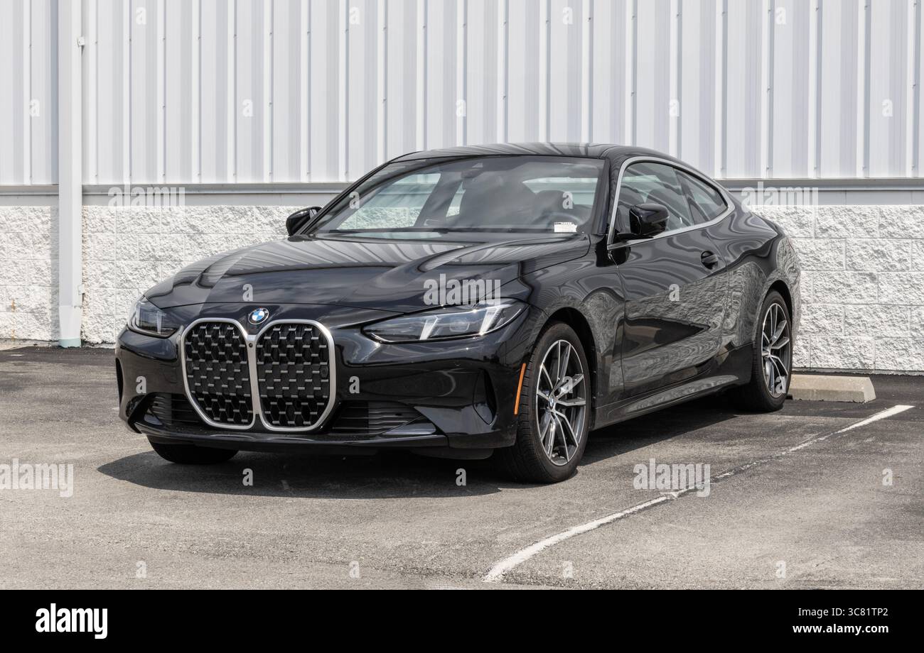 Indianapolis - 1. August 2025: BMW 4er 430i xDrive Display in einem Händlerbetrieb. BMW bietet den 430i mit einem 2,0 l TwinPower Turbo 4-Zylinder-Motor an. MEIN Stockfoto