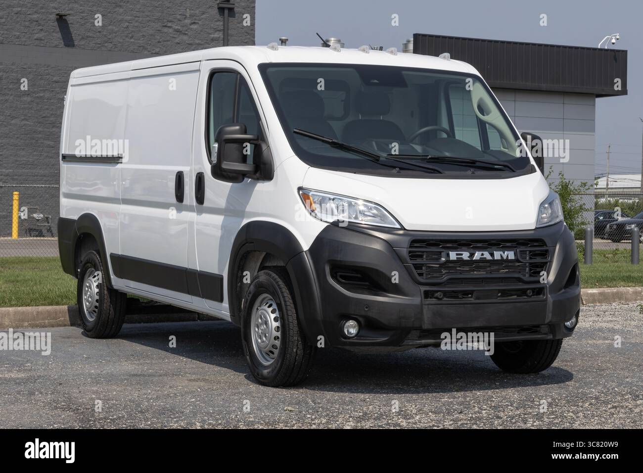 Indianapolis - 1. August 2025: RAM ProMaster 2500 Low Roof Cargo Van Display. RAM bietet den ProMaster 2500 mit einem 3,6-l-Pentastar V6-Motor. MEIN:2025 Stockfoto
