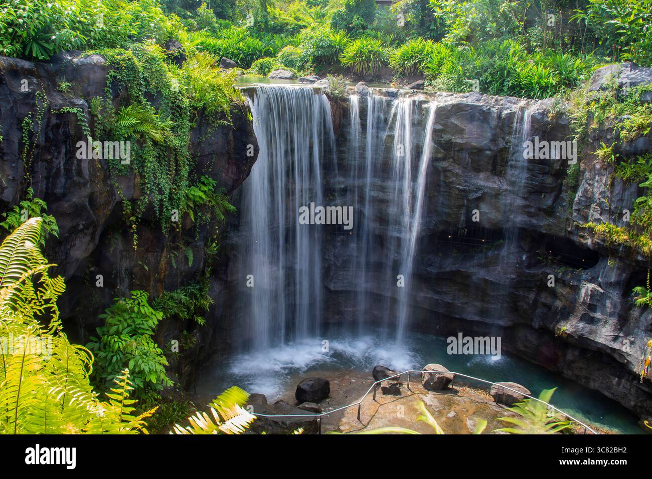 Der Wasserfall im Mandai Wildlife WEST ist ein öffentlicher Raum, der Vogelparadies und Regenwald Wild ASIA verbindet. Es bietet weitläufige Grünflächen Stockfoto