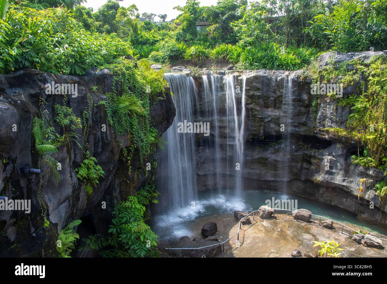 Der Wasserfall im Mandai Wildlife WEST ist ein öffentlicher Raum, der Vogelparadies und Regenwald Wild ASIA verbindet. Es bietet weitläufige Grünflächen Stockfoto