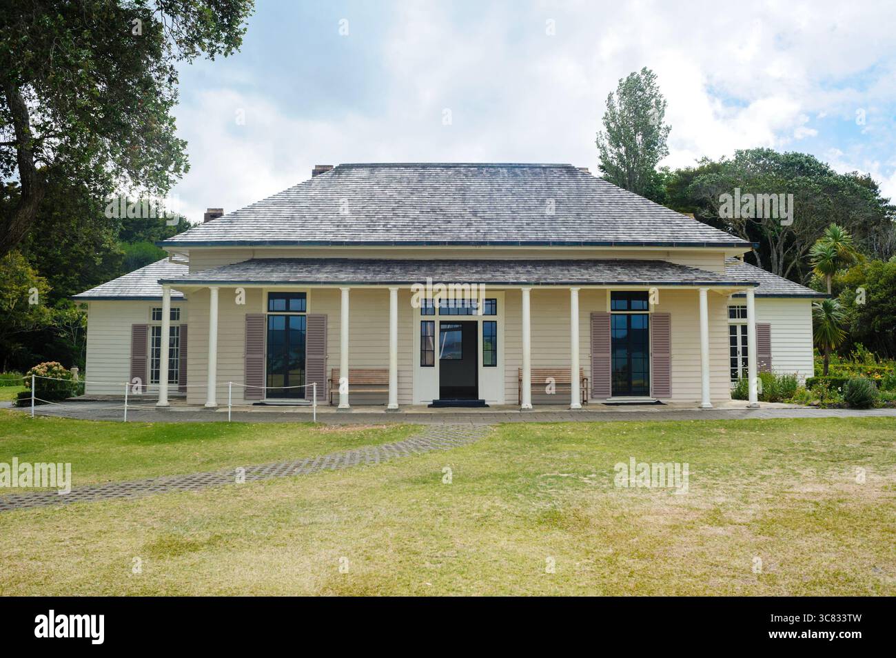 Das Treaty House ist Teil des Waitangi Treaty Ground in Northland, Neuseeland. Stockfoto
