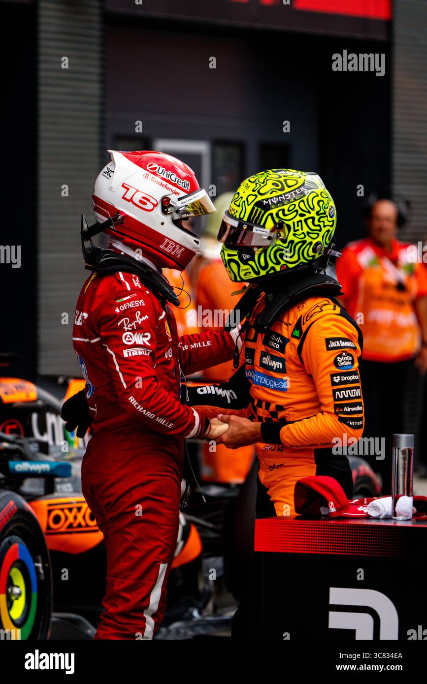 Budapest, Ungarn. August 2025. Charles Leclerc und Lando Norris nach der Qualifikation zum Großen Preis der Formel 1 von Ungarn 2025. (Foto: Luca Martini/SOPA Images/SIPA USA) Credit: SIPA USA/Alamy Live News Stockfoto