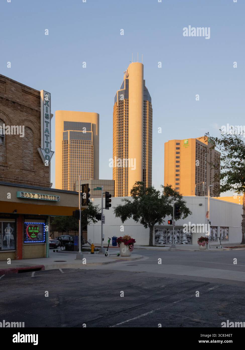 Blick auf das American Bank Center in Corpus Christi, Texas, ein bedeutendes Tagungs- und Veranstaltungszentrum, in dem Konzerte, Sportveranstaltungen und Ausstellungen stattfinden. Stockfoto