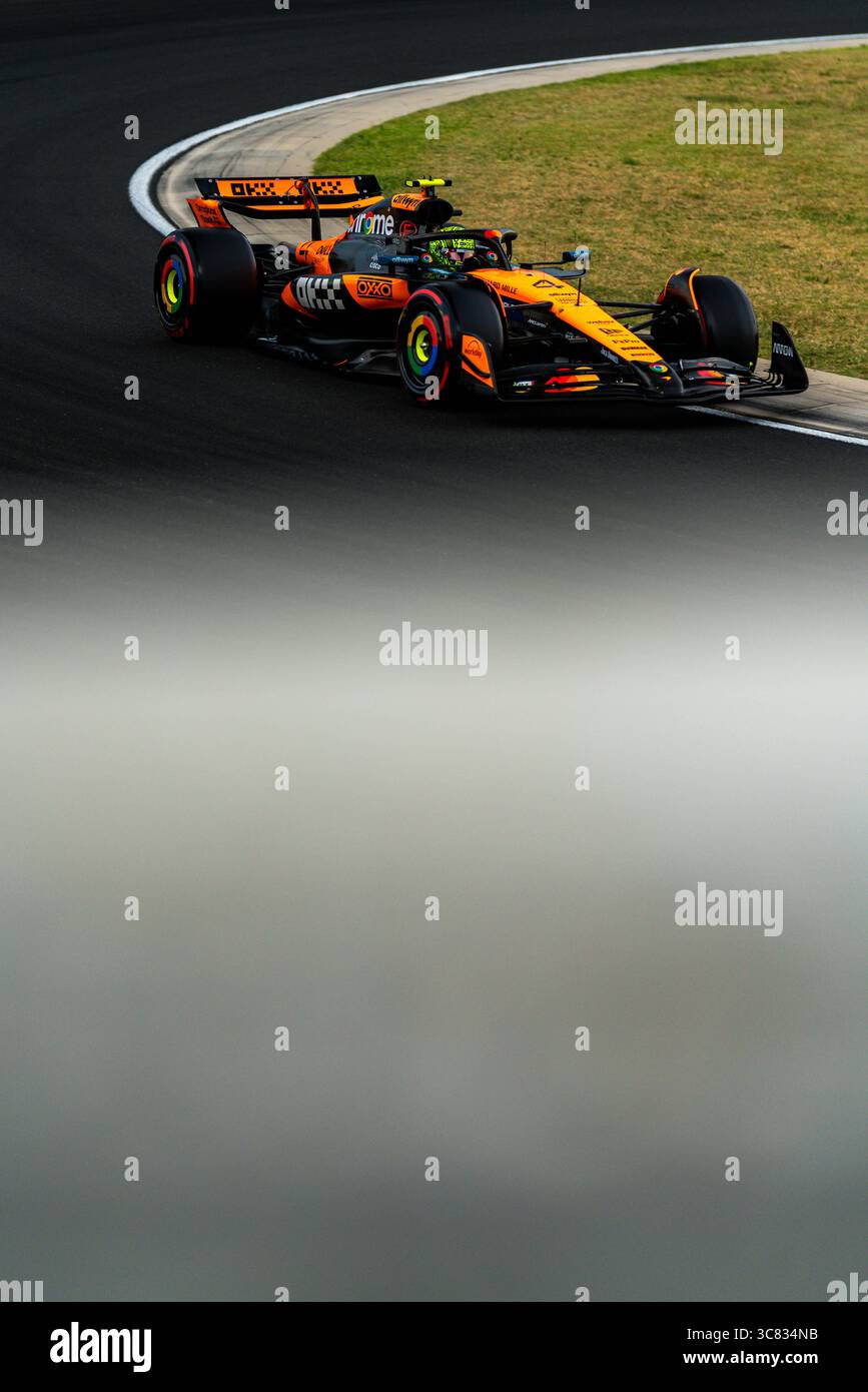 Budapest, Ungarn. August 2025. Lando Norris, englischer Fahrer des Formel-1-Teams von McLaren während der Qualifikation zum Großen Preis von Ungarn 2025. (Foto: Luca Martini/SOPA Images/SIPA USA) Credit: SIPA USA/Alamy Live News Stockfoto