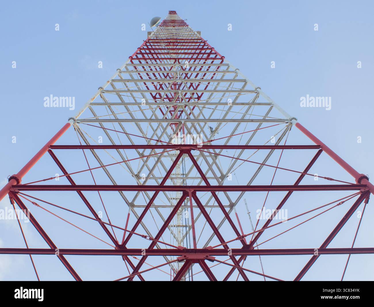 Funkturm – hohe Kommunikationsstruktur für Rundfunk- und Signalübertragung Stockfoto