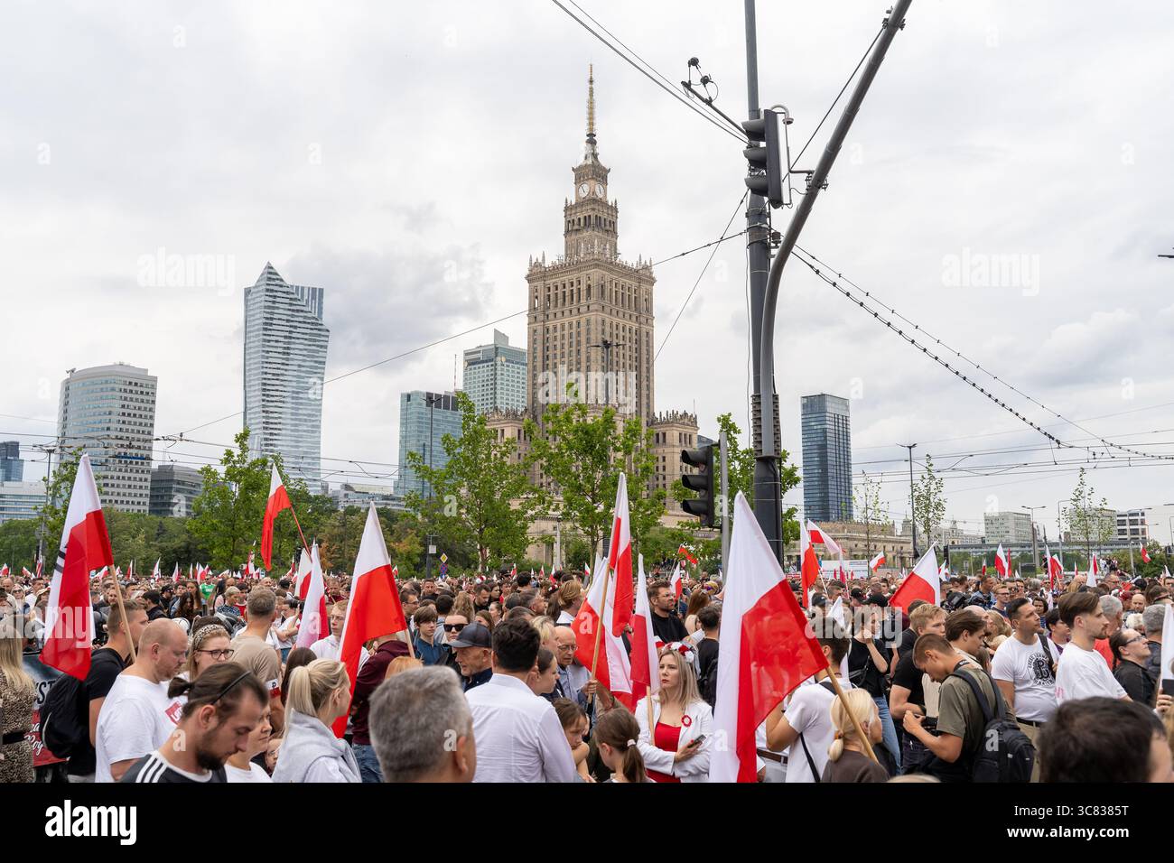 Warschau, Polen. August 2025. Während des marsches schwingen die Menschen polnische Fahnen. Am 1. August 2025 81 begann der Warschauer Aufstand, in dem Widerstandskämpfer der Heimatarmee gegen Ende des Zweiten Weltkriegs eine Operation gegen die deutschen Besatzungskräfte der Nazis starten. Die Schlachten dauern 63 Tage und enden mit der Niederlage der polnischen Armee und einer nahezu vollständigen Zerstörung Warschaus. Quelle: SOPA Images Limited/Alamy Live News Stockfoto