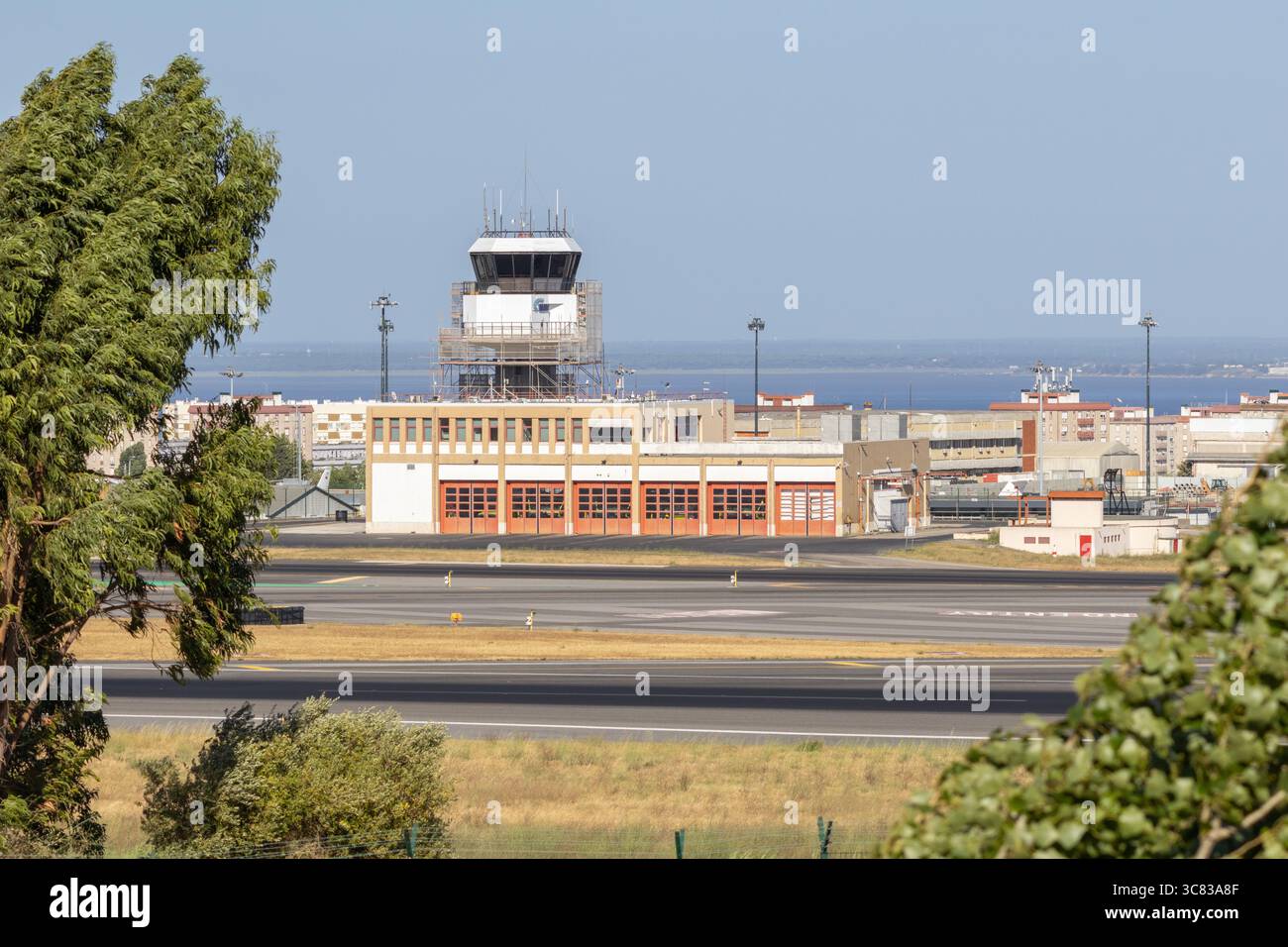 Lissabon humberto delgado Flughafen Kontrollturm für Flugzeugverkehr unter blauem Himmel in portugal Stockfoto