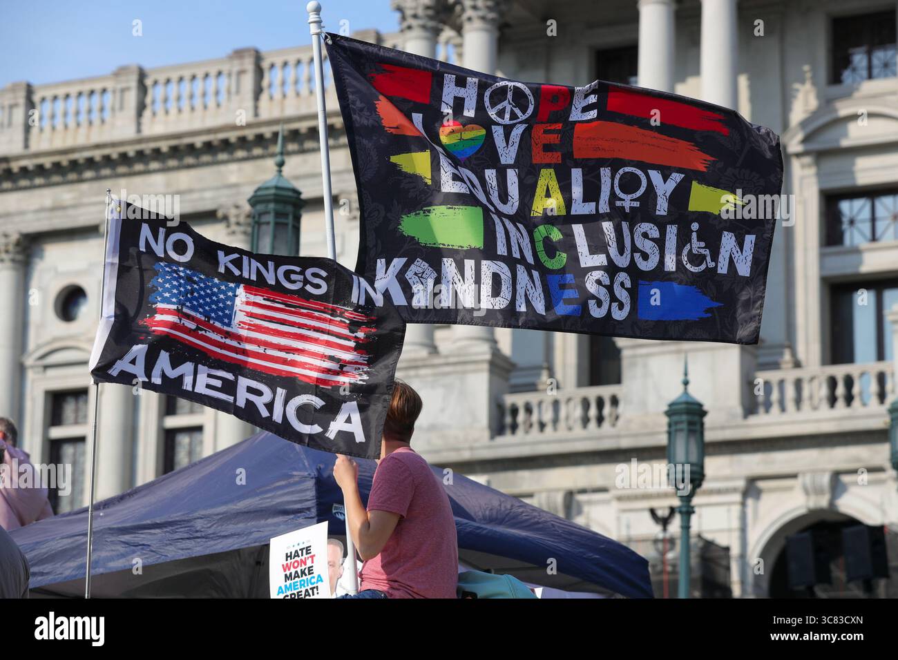 Harrisburg, Usa. August 2025. Demonstranten schwenken Flaggen, während der Anti-Trump-Protest gegen das Regime gegen das Pennsylvania Capitol protestierte. Der Protest gegen die Regierung Donald Trump und ihre Politik war Teil des neunten nationalen Aktionstages, der von der Bewegung 50501 organisiert wurde. Quelle: SOPA Images Limited/Alamy Live News Stockfoto