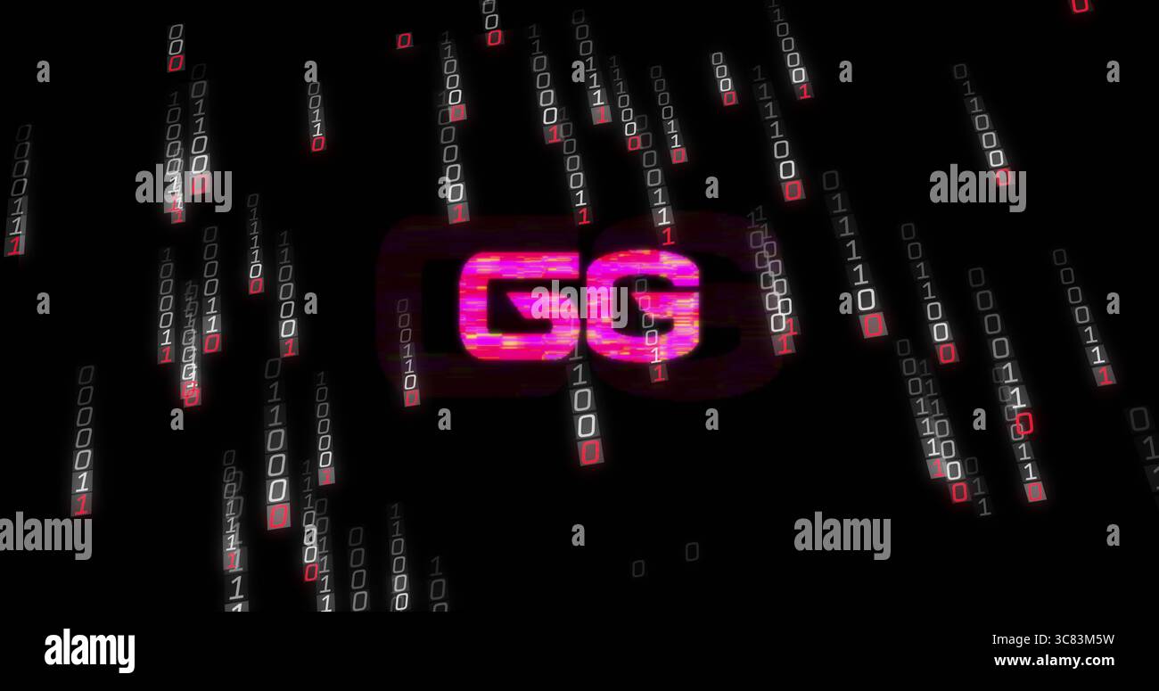 Streamen Sie das glitchige GG-Logo, das binären Regen über die Hacking-Schnittstelle mit digitalem Code kaskadiert Stockfoto