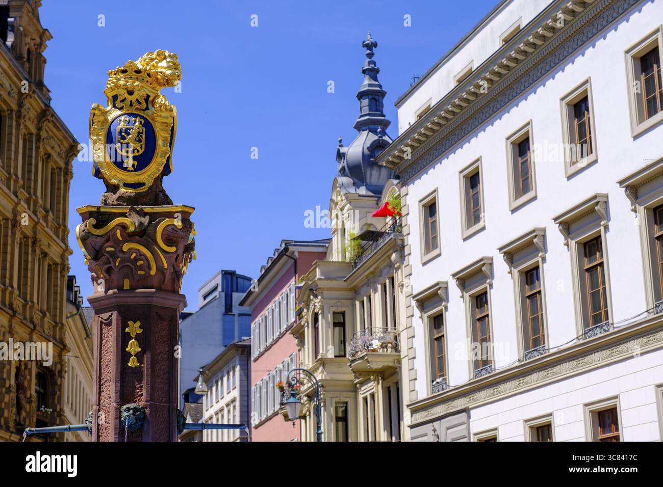 Marktbrunnen mit goldenem Nassauer Löwen, Wappen von Nassau, vor dem Hessischen landtag, Marktplatz, Wiesbaden, Hessen, Deutschland Stockfoto