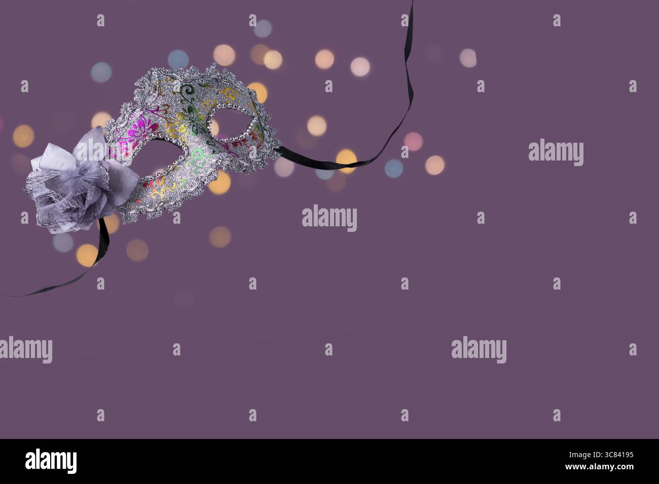 Silberne Maske, Bokeh auf lila Hintergrund, Platz für Text Stockfoto