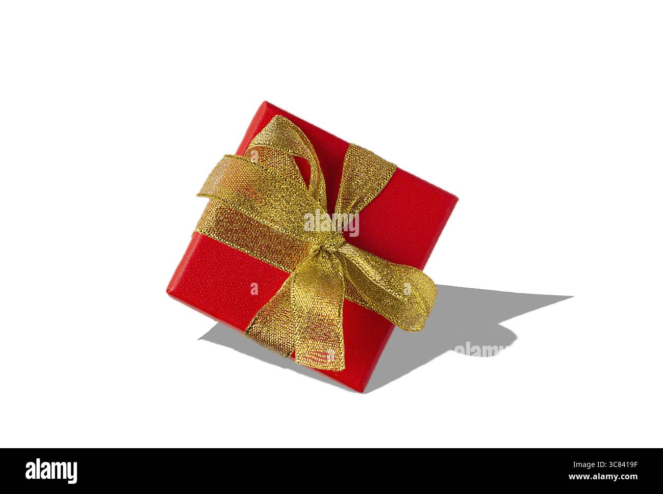 Rote Box mit goldenem Band Isolate Boxing Day Stockfoto