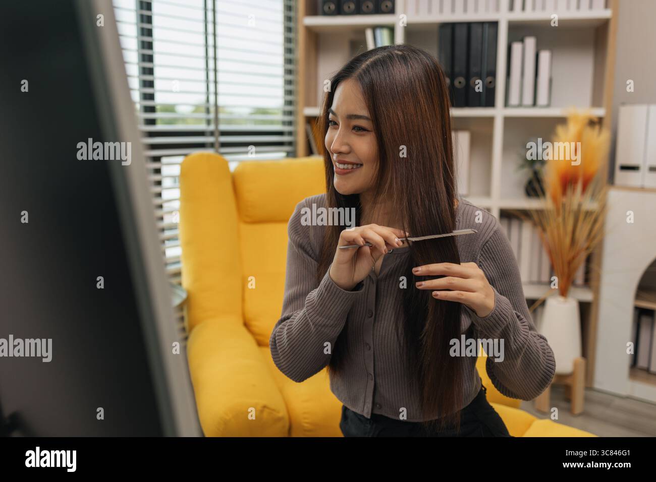 Eine schöne Frau macht sich bereit, das Haus zu verlassen, um mit ihrem Freund einen Film zu sehen. Schöne Frau kümmert sich gerne um sich selbst. Stockfoto