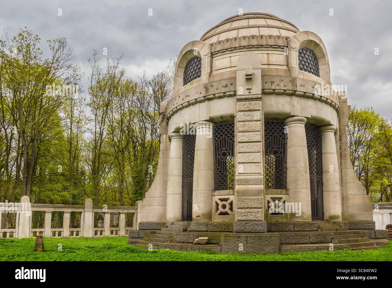 Lodz, Polen - 5. Mai 2024: Poznanski Mausoleum auf dem jüdischen Friedhof Lodz, Polen Stockfoto