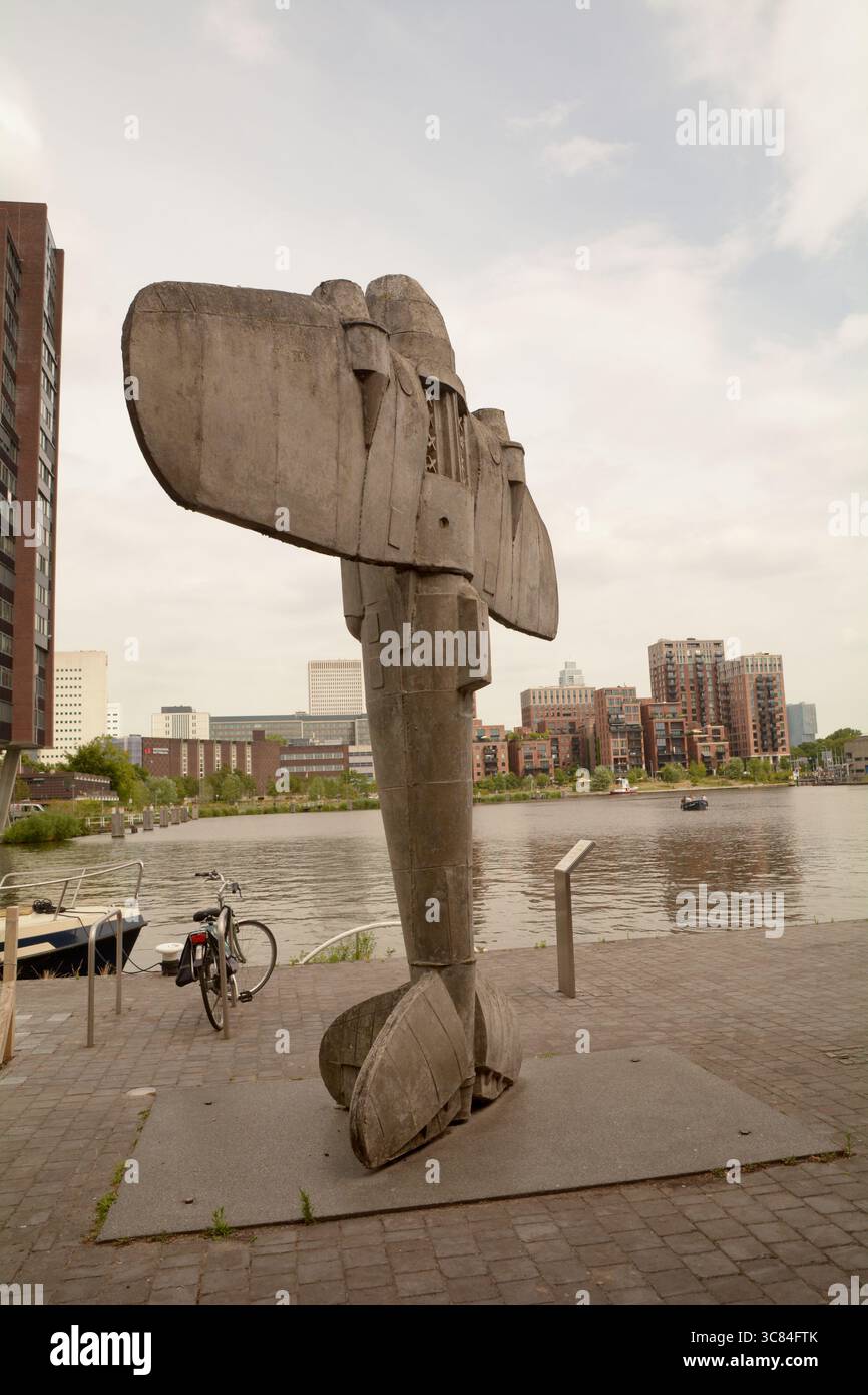 Die Schattenstatue von Onno Poiesz (2009) vor dem Museum Rotterdam 1940-1945 in Coolhaven, Rotterdam, Niederlande Stockfoto