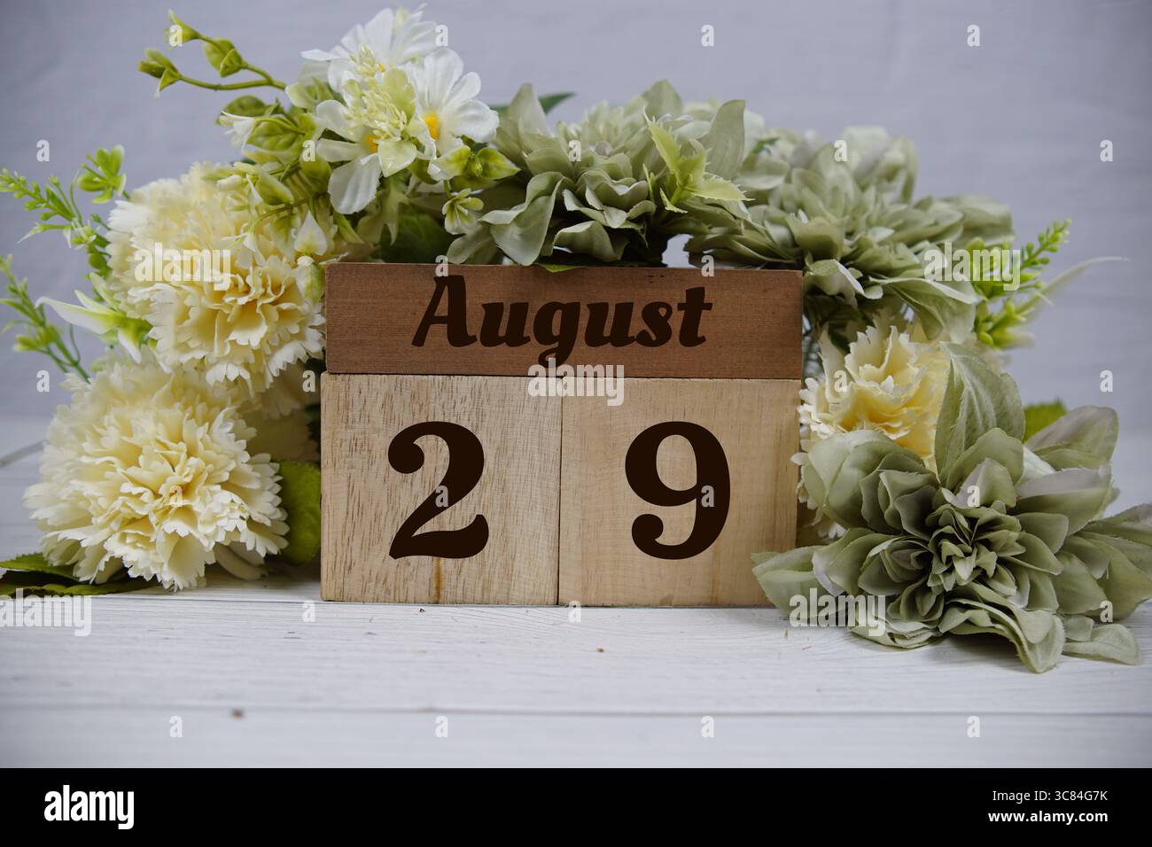 Holzkalender mit dem Datum des 29. August. Tag 29 im August Monat Stockfoto
