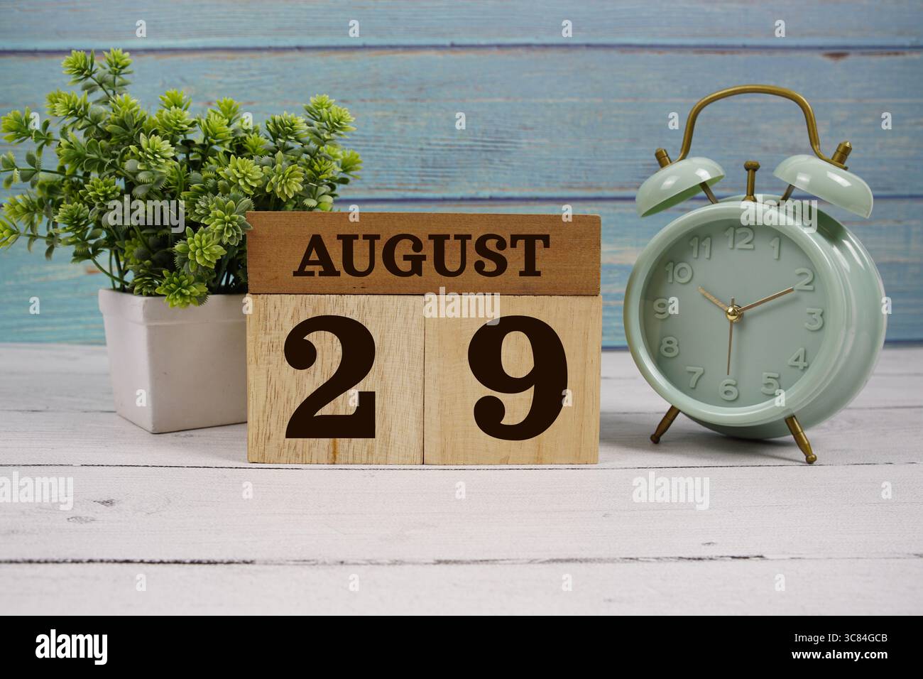 Holzkalender mit dem Datum des 29. August. Tag 29 im August Monat Stockfoto