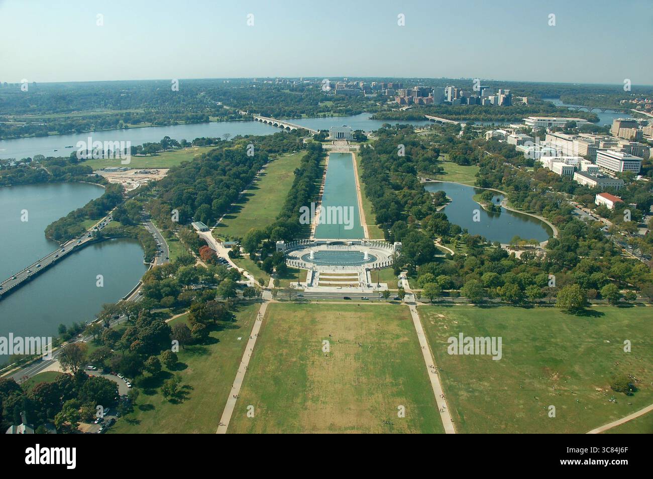 Aus der Vogelperspektive auf das Lincoln Memorial und den Reflecting Pool von der Spitze des Washington Monuments in Washington DC an klaren Tagen Stockfoto