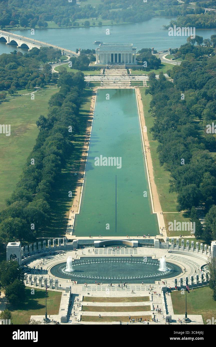Aus der Vogelperspektive auf das Lincoln Memorial und den Reflecting Pool von der Spitze des Washington Monuments in Washington DC an klaren Tagen Stockfoto