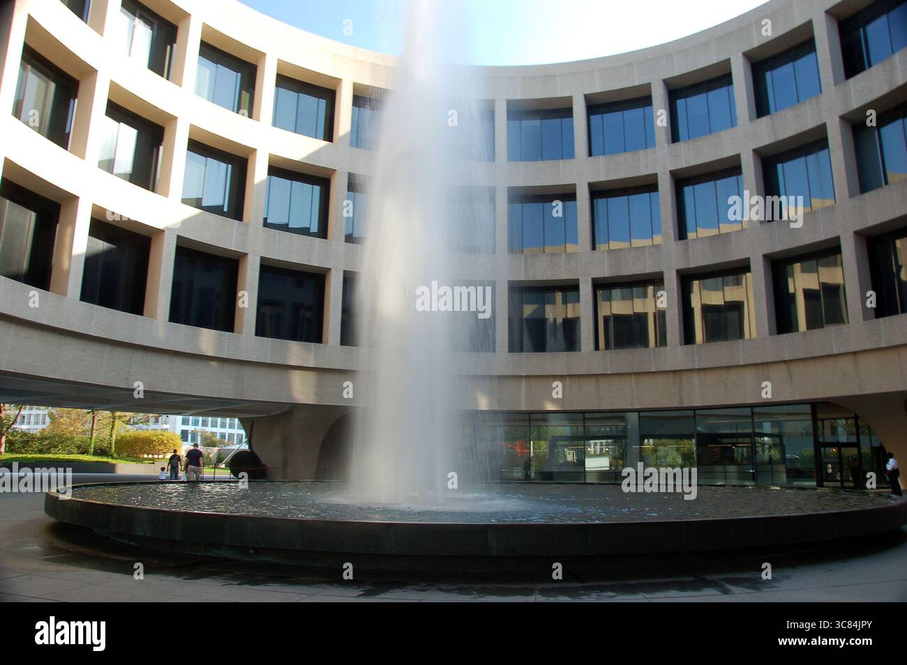 Moderner Hofbrunnen im Hirshhorn Museum in Washington DC mit kreisförmiger Architektur, Wasserspielen und modernem Design Stockfoto