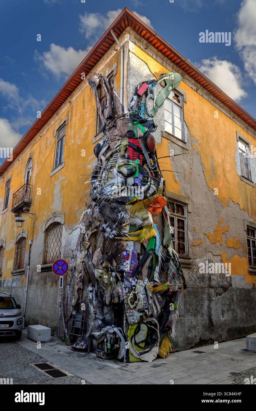 Half Rabbit, Straßenkunst des Künstlers Bordalo II in Vila Nova de Gaia, Porto, Portugal. Stockfoto