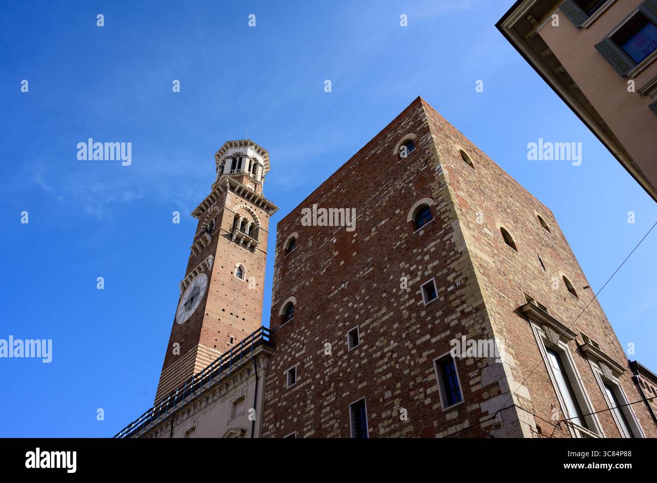 Torre dei Lamberti City Tower auf der Piazza delle Erbe in Verona, Italien Stockfoto