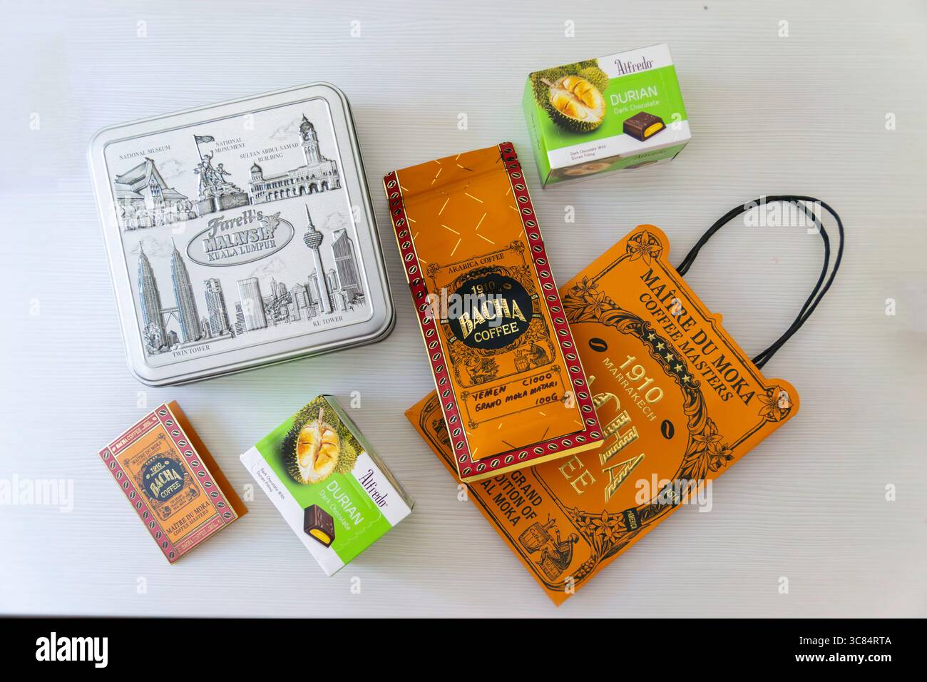 Ljubljana, Slowenien - 30.07.2025: Bacha Coffee, Farell's und Alfredo Süßigkeiten - Reiseandenken aus Duty-Free-Shop in Malaysia, flach gelegen Stockfoto