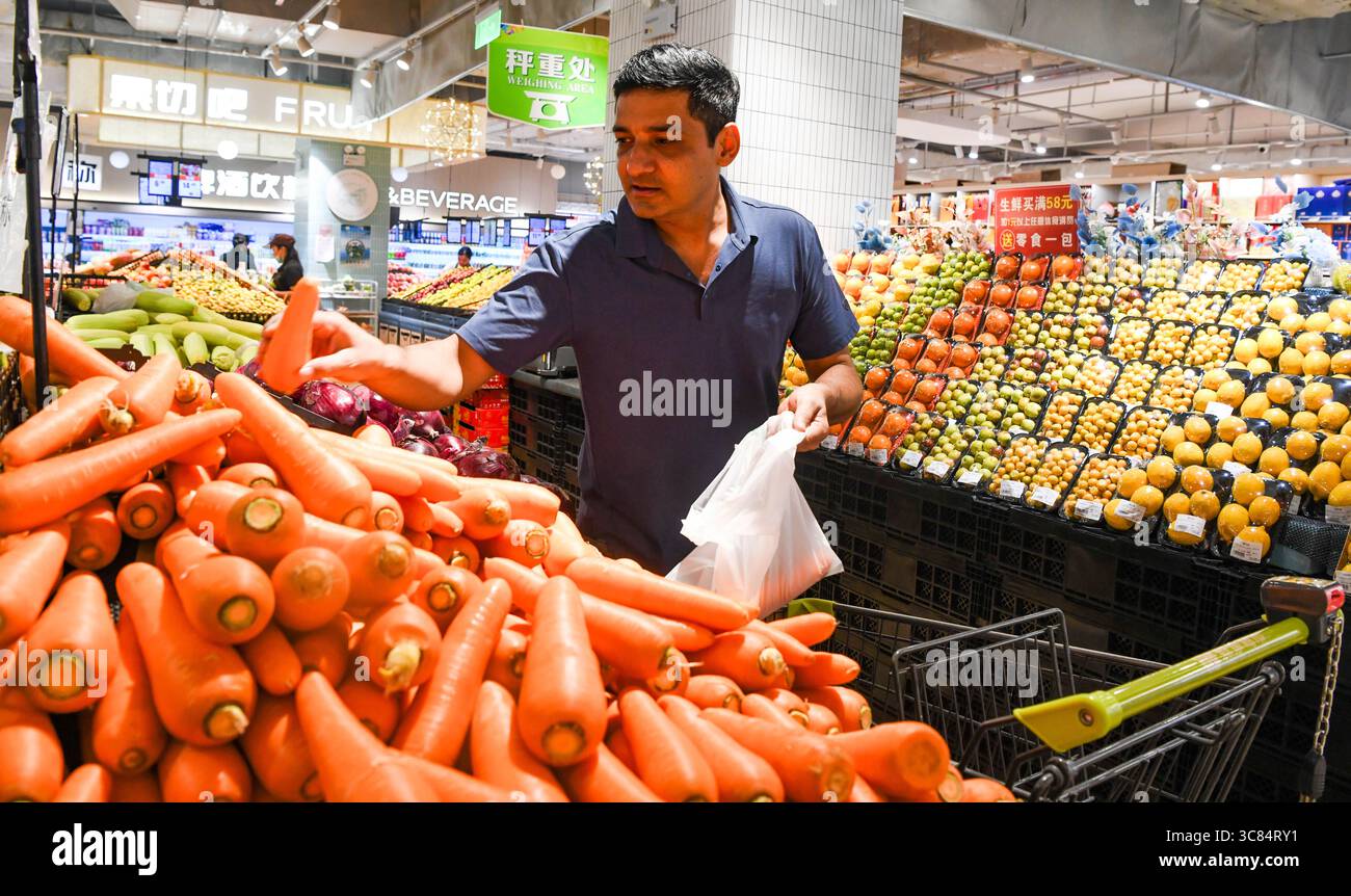 (250803) -- SANYA, 3. August 2025 (Xinhua) -- Waseem Raza Shops in einem Supermarkt in Sanya, südchinesischer Provinz Hainan, 29. Juli 2025. Waseem Raza, ein 45-jähriger Pakistaner, arbeitet als Associate Researcher an der Chinesischen Akademie für tropische Agrarwissenschaften (CATAS). Er promovierte an der Landwirtschaftsuniversität Nanjing und trat der Universität bis 2024 als Fakultätsmitglied bei. In diesem Jahr wird er vom CATAS Sanya Research Institute über ein hochrangiges Talentprogramm rekrutiert und beginnt eine neue Karriere. Waseem erforscht Bodenökologie, Bodenmikrobiologie und die Interaktion mit mir Stockfoto